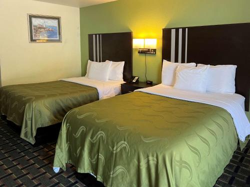 Кровать или кровати в номере Quality Inn Elkton
