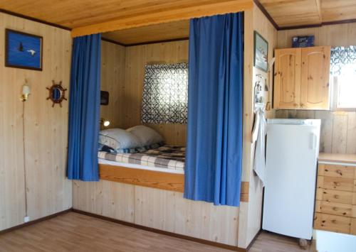 A bed or beds in a room at Lökskär Stuga