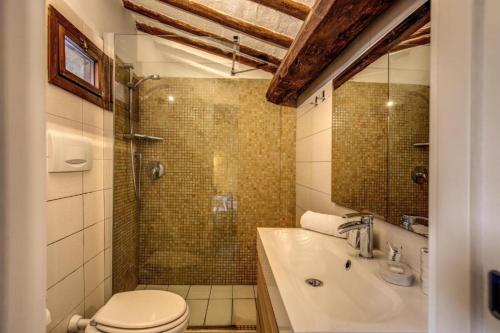 Magenta Collection Moro 4 في روما: حمام مع مرحاض ومغسلة ودش