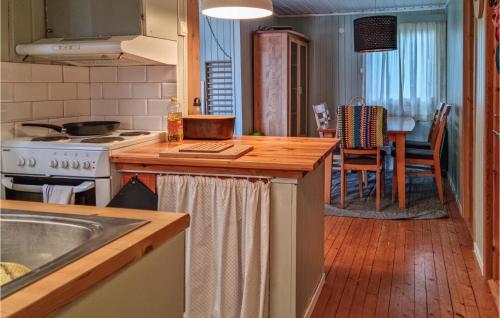 una cucina con piano di lavoro e piano cottura forno superiore di Stunning Home In Fossdal With House A Panoramic View a Fossdal