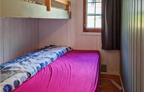 Cama en habitación con manta rosa en Stunning Home In Fossdal With House A Panoramic View, en Fossdal
