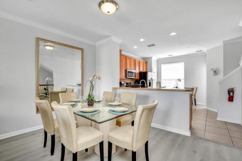 NEWLY RENOVATED Townhome, Near Universal & I-Drive photo 16