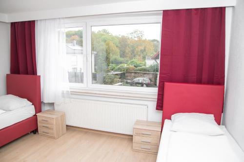 A bed or beds in a room at Othman Appartements Anderter Straße 55g