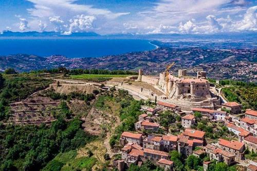 una vista aérea de la ciudad y el océano en La locanda dei baroni, en Lustra