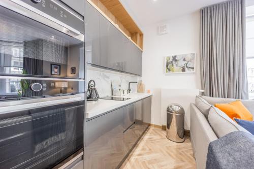 sala de estar con sofá y cocina en No1 Apartments St Andrews - South Street, en St Andrews