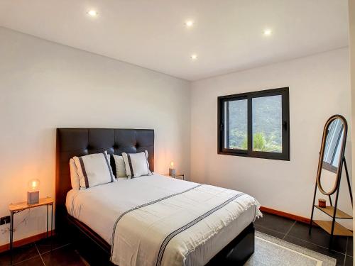 Quinta do Conde by LovelyStay tesisinde bir odada yatak veya yataklar
