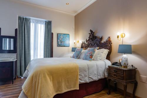 a bedroom with a large bed with a wooden headboard at Hotel & Spa María Manuela in Onís