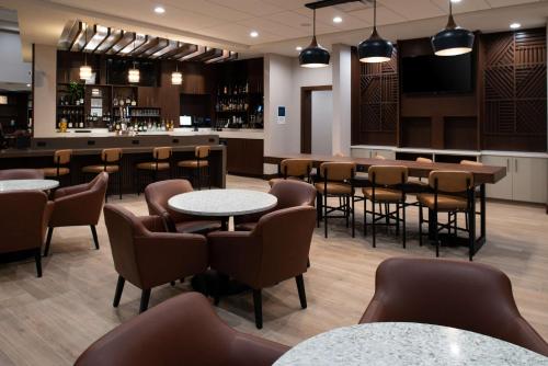 Area lounge atau bar di Hyatt Place Dallas/Rockwall