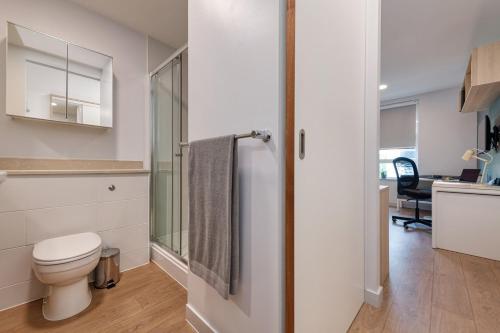 ein weißes Bad mit einem WC und einem Schreibtisch in der Unterkunft For Students Only Middle Street in Portsmouth in Portsmouth