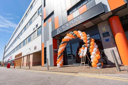 un edificio con un arco de globos anaranjados y blancos en Blackpool Football Club Stadium Hotel, a member of Radisson Individuals en Blackpool