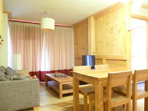 un salon avec une table et un canapé dans l'établissement Les 2 Alpes - Appartement cosy 6 pers, 45m2, terrasse - FR-1-546-21, à Les Deux Alpes