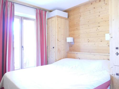 une chambre avec un lit blanc et une fenêtre dans l'établissement Les 2 Alpes - Appartement cosy 6 pers, 45m2, terrasse - FR-1-546-21, à Les Deux Alpes