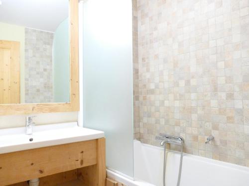 une salle de bain avec un lavabo, une baignoire et un miroir dans l'établissement Les 2 Alpes - Appartement cosy 6 pers, 45m2, terrasse - FR-1-546-21, à Les Deux Alpes