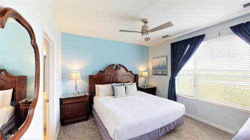 Postel nebo postele na pokoji v ubytování Lovely Townhome at Vista Cay Resort near WDW