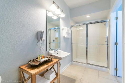 Vonios kambarys apgyvendinimo įstaigoje Lovely Townhome at Vista Cay Resort near WDW