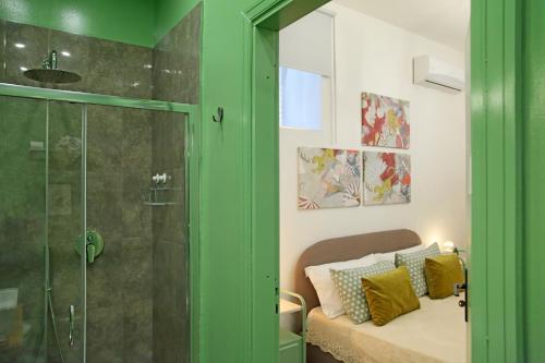 1 dormitorio con 1 cama y ducha acristalada en B&B RONCO ZAFFARANA, en Caltagirone