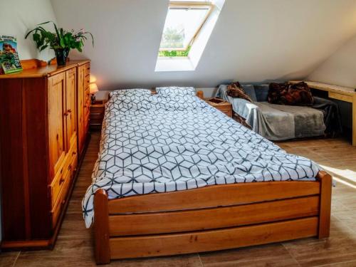 a bedroom with a bed in a room with a window at Gospodarstwo Agroturystyczne Rowerowa Przystań "Jankesówka" in Lidzbark Warmiński