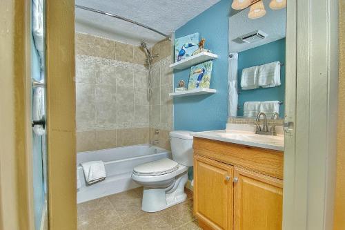 La salle de bains est pourvue de toilettes, d'une baignoire et d'un lavabo. dans l'établissement Belleair Beach Club 312, à Clearwater Beach