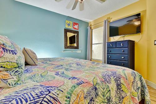 1 dormitorio con 1 cama y vestidor en Belleair Beach Club 312 en Clearwater Beach