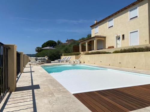 une piscine devant une maison dans l'établissement Villa avec piscine chauffée Nice collines, à Nice