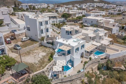 eine Luftansicht einer Villa in einer Stadt in der Unterkunft Vira Vivere Houses in Plaka Milos