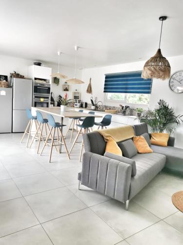 Photo de la galerie de l'établissement Maison charmante à Néoules avec piscine privée, à Néoules