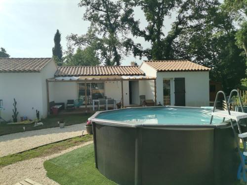 Photo de la galerie de l'établissement Maison charmante à Néoules avec piscine privée, à Néoules
