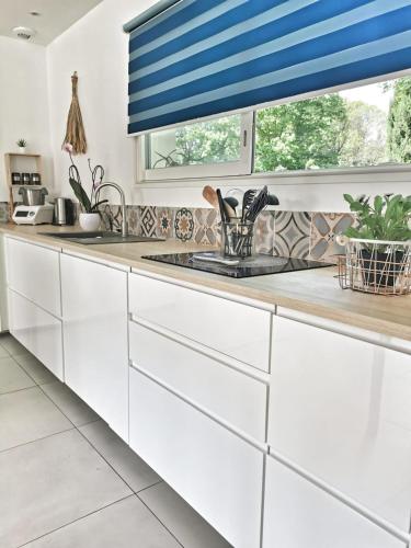 Photo de la galerie de l'établissement Maison charmante à Néoules avec piscine privée, à Néoules