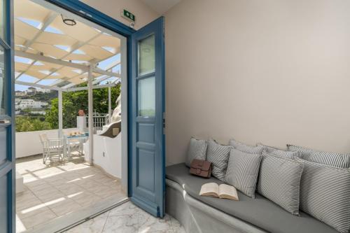a living room with a couch and a patio at Vira Vivere Houses in Plaka Milou