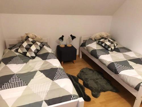 1 Schlafzimmer mit 2 Betten und einem Tisch mit Vasen in der Unterkunft Maison chaleureuse à Bréville-sur-Mer avec jardin privé. in Bréville-sur-Mer