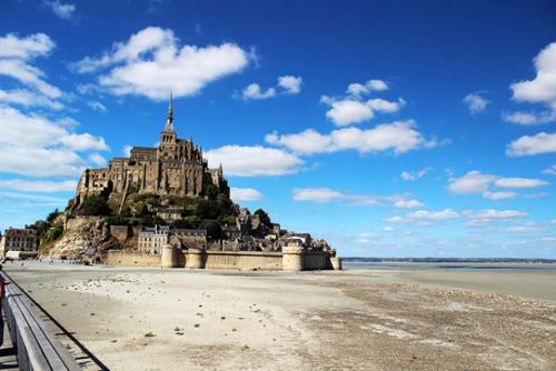 eine Burg auf einer Insel am Strand in der Unterkunft Maison chaleureuse à Bréville-sur-Mer avec jardin privé. in Bréville-sur-Mer