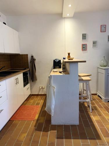 Studio a Marseille a 10 m de la plage avec terrasse amenagee et wifi