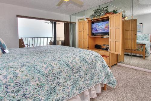 um quarto com uma cama grande e uma televisão em Landmark Towers 1606 em Clearwater Beach