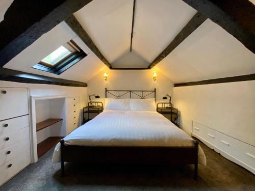 Postel nebo postele na pokoji v ubytování Hendy Cottage