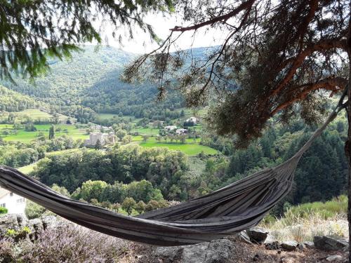 a hammock hanging from a tree overlooking a valley at Malpas125 chambres in Accons