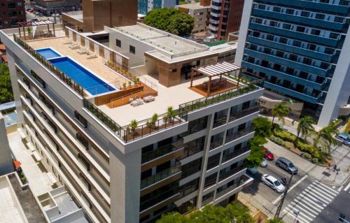 若昂佩索阿的住宿－APARTAMENTO MODERNO A 150m DA PRAIA DO CABO BRANCO，享有带游泳池的大楼的顶部景致