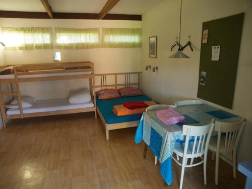 um pequeno quarto com um beliche e uma mesa em Holiday home OSSA Basecamp em Sint Odiliënberg