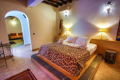 سرير أو أسرّة في غرفة في Palmeras Y Dunas Luxery Camp