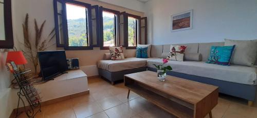 En eller flere senge i et værelse på Sunrise View Home