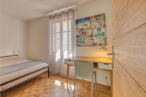 a bedroom with a desk and a bed and a table at Gite AVIGNON BOUGAINVILLIER in Avignon