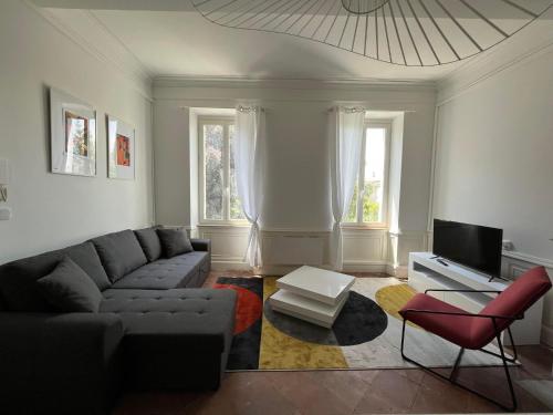 a living room with a couch and a tv at Convivial PAUL SIBRA-T2-BILLARD- wifi-Vélo in Castelnaudary