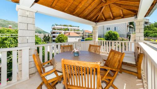 patio con mesa y sillas en el balcón en Apartments Vulicevic, en Dubrovnik