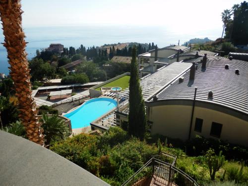 una vista aérea de una casa con piscina en Apartment in Taormina, en Taormina