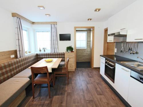kuchnia i jadalnia ze stołem i krzesłami w obiekcie Apartment in See near Ski Slopes w mieście See