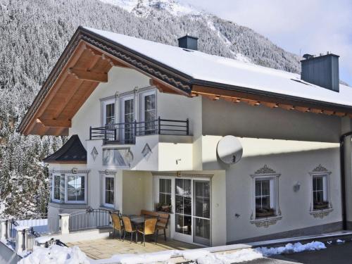 dom w górach w śniegu w obiekcie Apartment in See near Ski Slopes w mieście See
