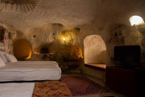 Una cama o camas en una habitación de Cave Art Hotel Cappadocia