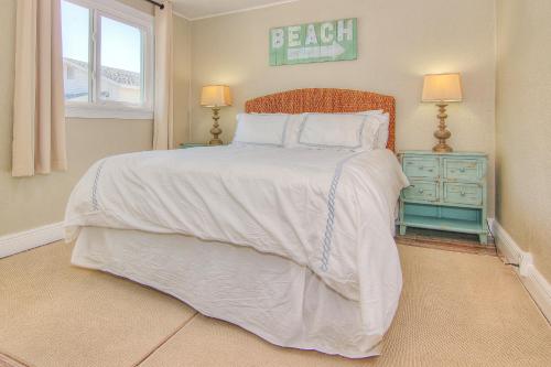 a bedroom with a bed and two lamps and a window at Bungalow Beach Place 2 in Clearwater Beach
