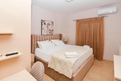 Ένα ή περισσότερα κρεβάτια σε δωμάτιο στο Villas Velizarius