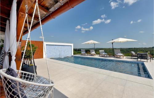 Πισίνα στο ή κοντά στο Beautiful Home In Vrtlinovec With Sauna