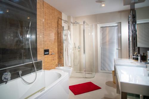 ein Badezimmer mit einer Badewanne, einem WC und einem Waschbecken in der Unterkunft Villa Iwy in Rovinj